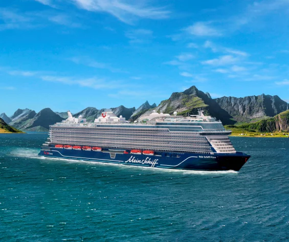 Mein Schiff Flow an der Küste
